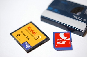 コンパクトフラッシュとSDカードと8ミリテープ